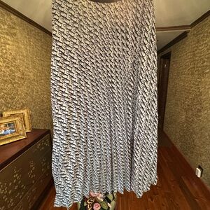 Elegant Black and White Maxi Skirt with Dior Logo